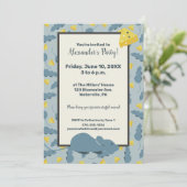 Blauwe muis en kaas op maat verjaardagsfeest kaart (Staand voorkant)