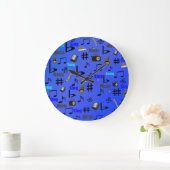 Blauwe muziekinstrumenten; grote klok (Huis)