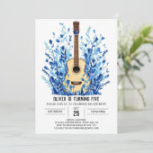 Blauwe muzikant gitaar jongen verjaardag kaart (Staand voorkant)