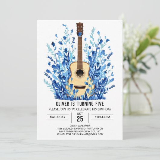 Blauwe muzikant gitaar jongen verjaardag kaart (Staand voorkant)