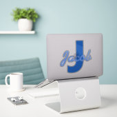Blauwe naam en monogram sticker (Laptop op bureau)