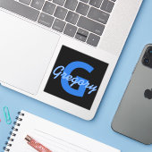 Blauwe naam en monogram sticker (Laptop met iPhone)