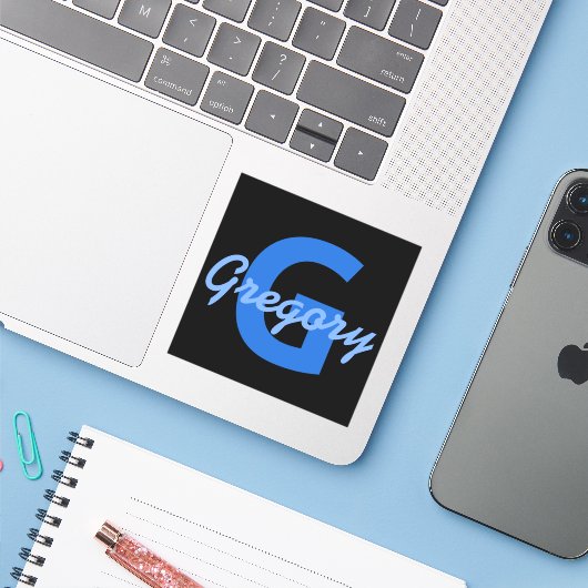 Blauwe naam en monogram sticker (Laptop met iPhone)
