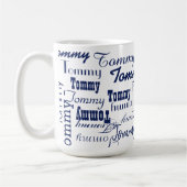 Blauwe naam overal in het wit koffiemok (Links)