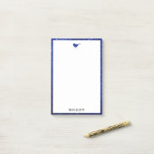 Blauwe namaak glitters vogel & rand op wit post-it® notes (Op bureau)