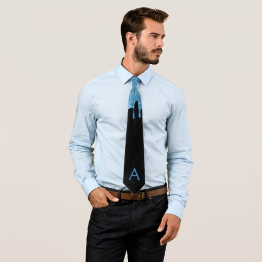 Blauwe nektie met nep glitters en zwarte monogram stropdas (In situ)