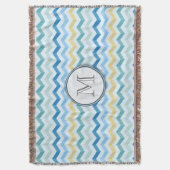 Blauwe Oceaan Chevron Stripes w/ Round Monogram Deken (Voorkant Verticaal)