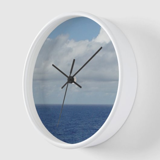 Blauwe oceaan en blauw wolkenkast (Hoek)