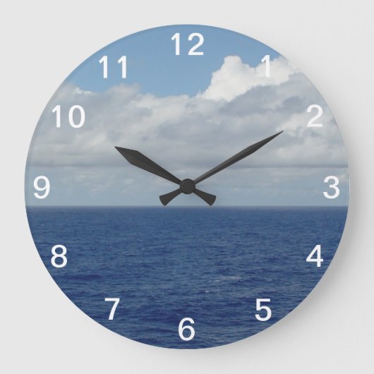 Blauwe oceaan en vlot wolken Genummerde wandklok (Voorkant)