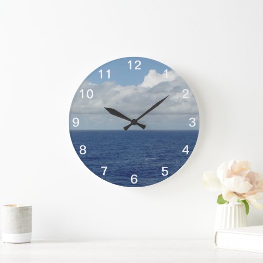 Blauwe oceaan en vlot wolken Genummerde wandklok (Huis)