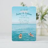Blauwe oceaan surfer moderne bruiloft kaart (Staand voorkant)