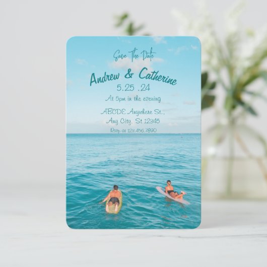 Blauwe oceaan surfer moderne bruiloft kaart (Staand voorkant)