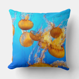 Blauwe oceaangele kwal gooit pijlstaarten kussen