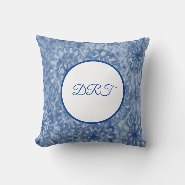 Blauwe of aangepaste verf bloemen met monogram kussen (Voorkant)