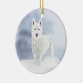 Blauwe ogen, witte Husky, in sneeuw Keramisch Ornament (Rechts)