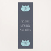 Blauwe Om & Lotus Flower Sky boven de aarde onder  Yogamat (Voorkant)