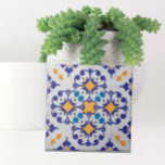 Blauwe Oranje witte marmer Portugese motifs Tegeltje<br><div class="desc">Vibrant decoratief tegelontwerp met blauw en oranje Portugees azulejo-motieven op een witte marmer achtergrond.</div>
