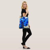 Blauwe orchideeën tote bag (Op model)