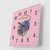 Blauwe oude wegwijzer met de motor uit vierkante klok (Hoek)