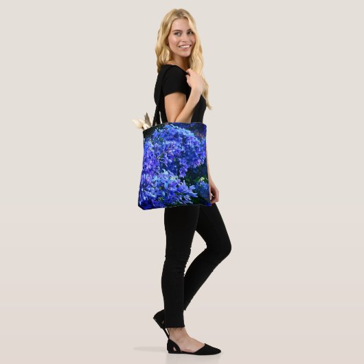 Blauwe paarse lilacs romantische blauwe foto tote bag (Op model)