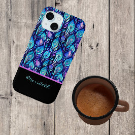 Blauwe Paarse pauwenveren op zwart monogram iPhone 15 Case