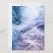 Blauwe paarse witte abstracte wolken nodigen uit kaart (Achterkant)