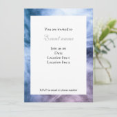 Blauwe paarse witte abstracte wolken nodigen uit kaart (Staand voorkant)