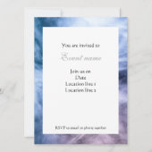 Blauwe paarse witte abstracte wolken nodigen uit kaart (Voorkant)