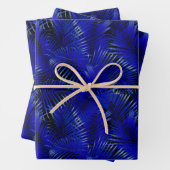 Blauwe palmbladeren op zwart tropisch inpakpapier vel (In situ)