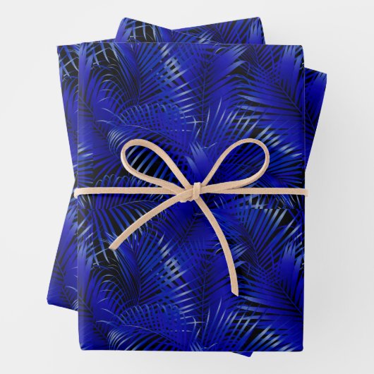 Blauwe palmbladeren op zwart tropisch inpakpapier vel (In situ)