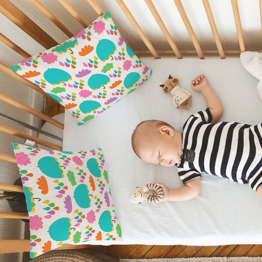 Blauwe paraplu's met wolken en regendruppels kussen