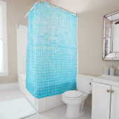 Blauwe pastelkeramische tegels, abstract douchegordijn (In situ)