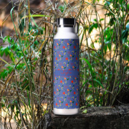 Blauwe patroon wilde bloemen rode klaproos  geïsol waterfles