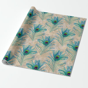 Blauwe peacock-veren op lichtbruin cadeaupapier