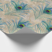 Blauwe peacock-veren op lichtbruin cadeaupapier (Hoek)