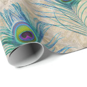 Blauwe peacock-veren op lichtbruin cadeaupapier (Rol Hoek)