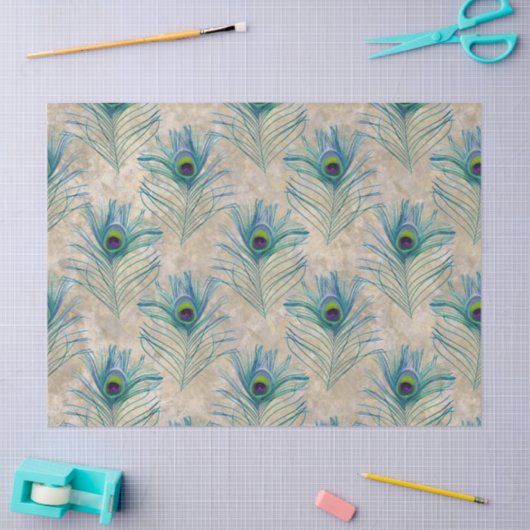 Blauwe peacock-veren op lichtbruine ontkoppeling tissuepapier (Craft)