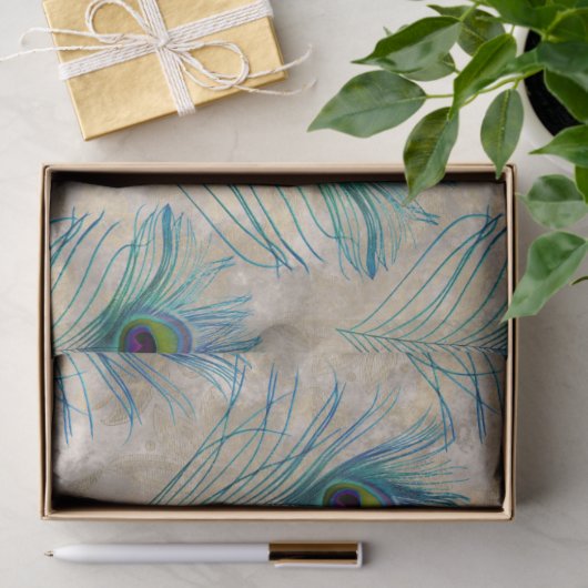 Blauwe peacock-veren op lichtbruine ontkoppeling tissuepapier (Geschenk)