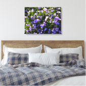Blauwe pekelbloemen canvas afdruk (Insitu (Slaapkamer))