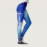 Blauwe penseelstreken met witte naam leggings<br><div class="desc">Deze leggings hebben een waterverf in tinten blauw met een gewone blauwe streep op de taistband; aanpasbaar door jouw naam in witte calligrafische doopvont toe te voegen.</div>