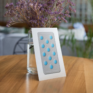 Blauwe pillen in een pakketuitnodigingen kaart