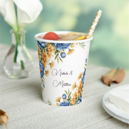 Blauwe pioen en gele madeliefjes arrangement bruil papieren bekers