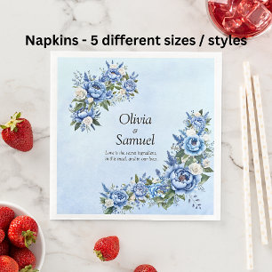 Blauwe pioen op blauwe lunch servet