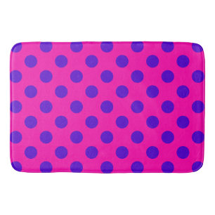 Blauwe pokstippen op fuchsia badmat
