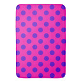 Blauwe pokstippen op fuchsia badmat (Voorkant Verticaal)