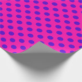 Blauwe pokstippen op fuchsia cadeaupapier (Hoek)