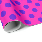Blauwe pokstippen op fuchsia cadeaupapier (Rol Hoek)