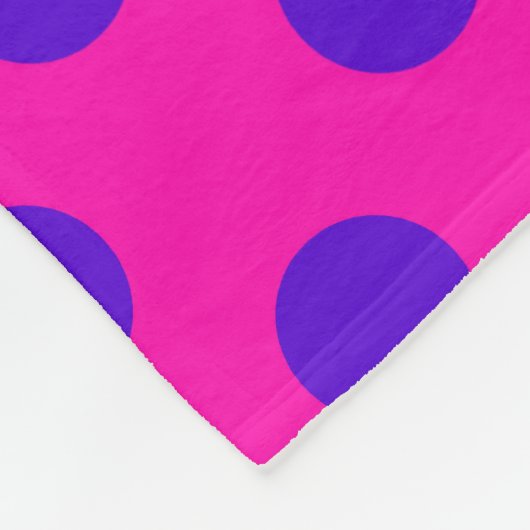 Blauwe pokstippen op fuchsia fleece deken (Hoek)