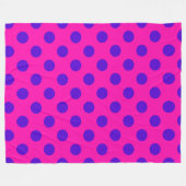Blauwe pokstippen op fuchsia fleece deken (Voorkant (Horizontaal))