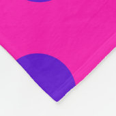 Blauwe pokstippen op fuchsia fleece deken (Hoek)